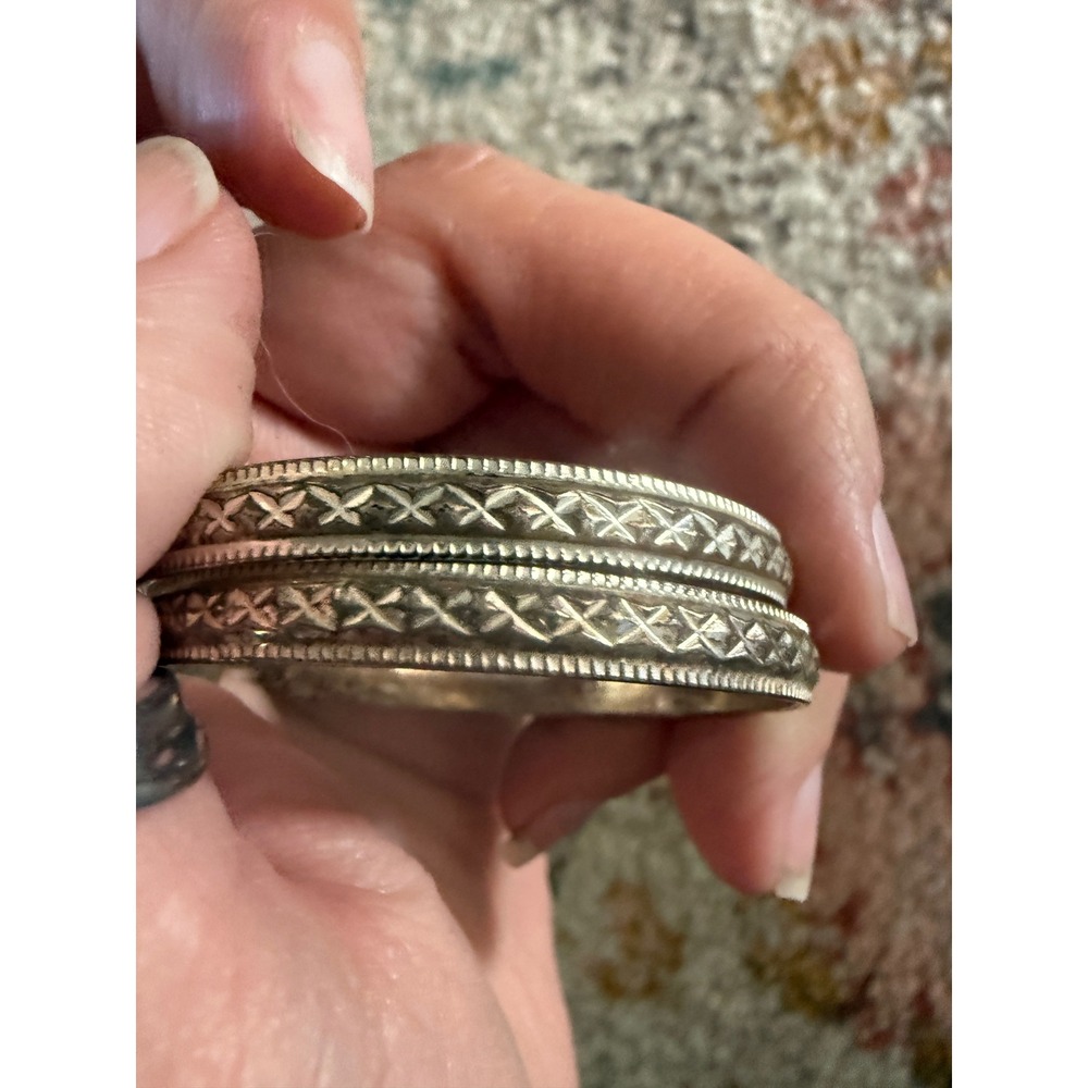 Vintage Etched Silver Tone Hoop Earrings Geometric Diamond Pattern Latch Back
